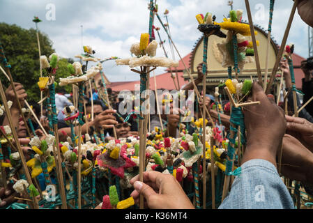 (170902) -- Paris, 2 septembre 2017, (Xinhua) -- les gens se bousculent pour les offrandes de nourriture religieuses appelées Gunungan pendant la procession pour célébrer Grebeg Besar le Sacrifice de l'Aïd al-Adha à Yogyakarta, Indonésie, le 2 septembre 2016. (Xinhua/Oka Hamied) (aa) Banque D'Images