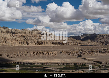 Ali. Août 31, 2017. Photo prise le 31 août 2017 montre un temple dans la vallée de la forêt dans le paysage du sol Zanda Zanda Comté de Ali, préfecture du sud-ouest de la Chine dans la région autonome du Tibet. Le paysage de forêt, sol Zanda l'ancien sédiment de lac dans les temps antiques, est le fruit de l'évolution géographique durant l'orogenèse himalayenne, formant un paysage magnifique et unique. Credit : Liu Dongjun/Xinhua/Alamy Live News Banque D'Images