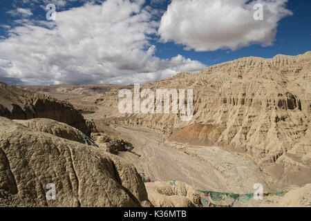 Ali. Août 31, 2017. Photo prise le 31 août 2017 montre un temple dans la vallée de la forêt dans le paysage du sol Zanda Zanda Comté de Ali, préfecture du sud-ouest de la Chine dans la région autonome du Tibet. Le paysage de forêt, sol Zanda l'ancien sédiment de lac dans les temps antiques, est le fruit de l'évolution géographique durant l'orogenèse himalayenne, formant un paysage magnifique et unique. Credit : Liu Dongjun/Xinhua/Alamy Live News Banque D'Images