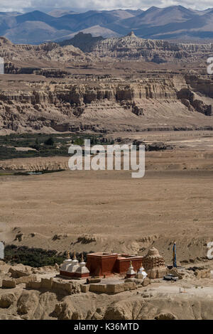 Ali. Août 31, 2017. Photo prise le 31 août 2017 montre un temple dans la vallée de la forêt dans le paysage du sol Zanda Zanda Comté de Ali, préfecture du sud-ouest de la Chine dans la région autonome du Tibet. Le paysage de forêt, sol Zanda l'ancien sédiment de lac dans les temps antiques, est le fruit de l'évolution géographique durant l'orogenèse himalayenne, formant un paysage magnifique et unique. Credit : Liu Dongjun/Xinhua/Alamy Live News Banque D'Images