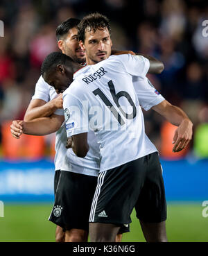 Prague, République tchèque. 06Th Sep 2017. Tapis l'Allemagne Hummels (R) célèbre son but avec ses coéquipiers 1-2 Antonio Ruediger (avant) et Emre Can (retour) durant la Coupe du Monde de football groupe de qualification match stade entre la République tchèque et l'Allemagne dans l'Eden Arena à Prague, République tchèque, 01 septembre 2017. - Pas de service de fil - Photo : Thomas Eisenhuth/dpa-Zentralbild/ZB/dpa/Alamy Live News Banque D'Images