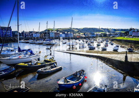 Aberaeron, Pays de Galles au Royaume-Uni. 09Th Sep 2017. Aberaeron, Pays de Galles UK Samedi 2 septembre 2017 Météo Le soleil se lève sur la ville balnéaire de l'ouest du pays de Galles Aberaeron. une gloire et la fin de l'été ensoleillé matin. Crédit : andrew chittock/Alamy Live News Banque D'Images