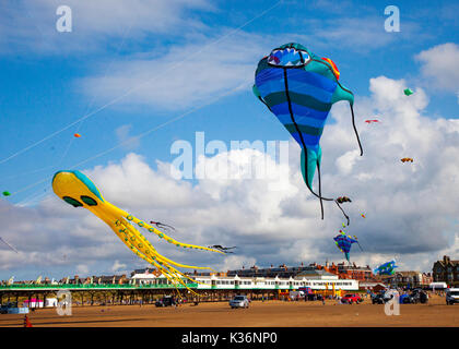 Lytham St Annes, Blackpool, 2 septembre 2017. St Anne's Festival du cerf-volant. Le ciel au-dessus de Saint Annes on sea, front de mer ont été inondé de couleur que l'affichage fabuleux kites a pris à l'air sur la plage adjacente à l'embarcadère. L'événement présentait une seule ligne cerfs-volants de toutes formes et tailles, y compris les vaches de vol, les raies manta, un ours en peluche géant, et l'Octopus jaune. Credit : MedaiWorldImages/Alamy Live News. Banque D'Images