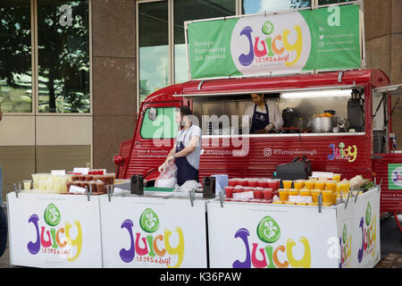 London,UK,2 septembre 2017 smoothie et jus juteux,bar dans Queenswalk Londres quand la température refroidir progressivement vers l'automne©Keith Larby/Alamy Live News Banque D'Images