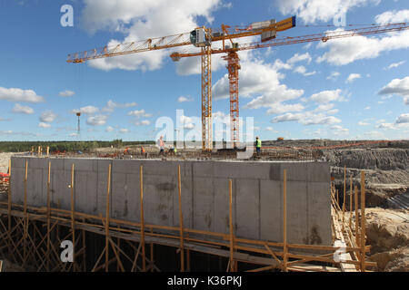 Xiamen, la Russie. Août 15, 2017. Le site de construction de la centrale hydroélectrique de Beloporozhskaya, le premier projet en Russie financés par les BRICS Nouveau développement, est vu près de la Kem river, dans la République de Carélie, nord-ouest de la Russie, le 15 août 2017. Le 9e Sommet des BRICS se tiendra à Xiamen dans le sud-est de la province de Fujian en Chine le 29 septembre 2006 3-5. Credit : Lu Jinbo/Xinhua/Alamy Live News Banque D'Images