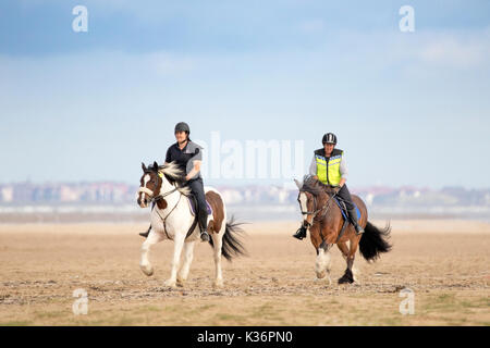 Southport, Merseyside, 2 septembre 2017. Météo britannique. Comme le soleil perce enfin la brume au petit matin, les gens de partir pour de l'amusement au soleil sur la plage de Southport Merseyside. Credit : Cernan Elias/Alamy Live News Banque D'Images