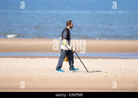 Southport, Merseyside, 2 septembre 2017. Météo britannique. Comme le soleil perce enfin la brume au petit matin, les gens de partir pour de l'amusement au soleil sur la plage de Southport Merseyside. Credit : Cernan Elias/Alamy Live News Banque D'Images