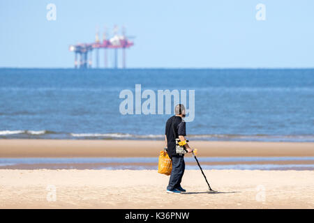 Southport, Merseyside, 2 septembre 2017. Météo britannique. Comme le soleil perce enfin la brume au petit matin, les gens de partir pour de l'amusement au soleil sur la plage de Southport Merseyside. Credit : Cernan Elias/Alamy Live News Banque D'Images