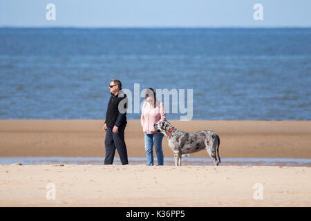 Southport, Merseyside, 2 septembre 2017. Météo britannique. Comme le soleil perce enfin la brume au petit matin, les gens de partir pour de l'amusement au soleil sur la plage de Southport Merseyside. Credit : Cernan Elias/Alamy Live News Banque D'Images