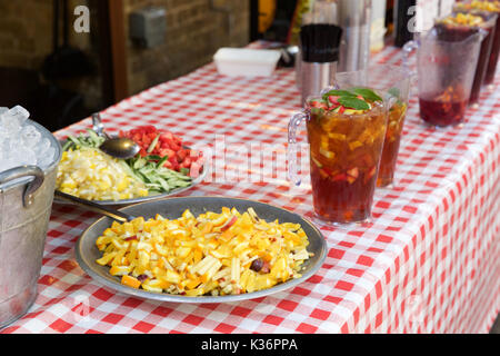 Borough Market, UK. 2Nd Sep 2017. Personnes Dîner dans Borough Market de Londres. Il y a un énorme choix de stands de nourriture à choisir d'inclure de nombreux plats internationaux Crédit : Keith Larby/Alamy Live News Banque D'Images