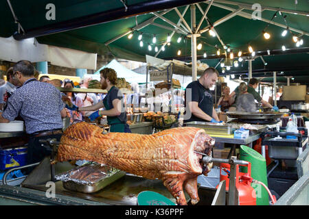 Borough Market, UK. 2Nd Sep 2017. Personnes Dîner dans Borough Market de Londres. Il y a un énorme choix de stands de nourriture à choisir d'inclure de nombreux plats internationaux Crédit : Keith Larby/Alamy Live News Banque D'Images