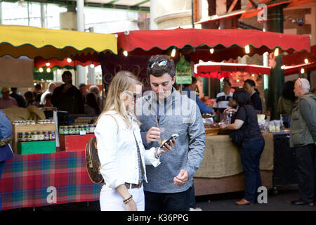 Borough Market, UK. 2Nd Sep 2017. Personnes Dîner dans Borough Market de Londres. Il y a un énorme choix de stands de nourriture à choisir d'inclure de nombreux plats internationaux Crédit : Keith Larby/Alamy Live News Banque D'Images