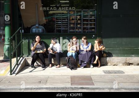 Borough Market, UK. 2Nd Sep 2017. Personnes Dîner dans Borough Market de Londres. Il y a un énorme choix de stands de nourriture à choisir d'inclure de nombreux plats internationaux Crédit : Keith Larby/Alamy Live News Banque D'Images