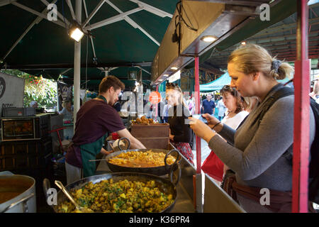 Borough Market, UK. 2Nd Sep 2017. Personnes Dîner dans Borough Market de Londres. Il y a un énorme choix de stands de nourriture à choisir d'inclure de nombreux plats internationaux Crédit : Keith Larby/Alamy Live News Banque D'Images