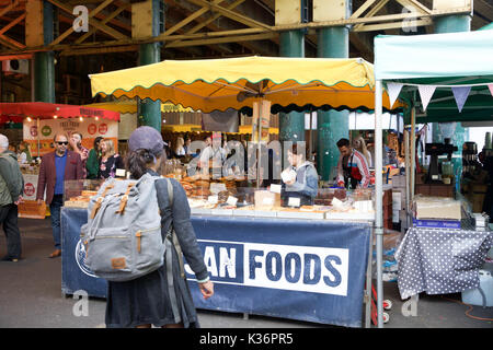 Borough Market, UK. 2Nd Sep 2017. Personnes Dîner dans Borough Market de Londres. Il y a un énorme choix de stands de nourriture à choisir d'inclure de nombreux plats internationaux Crédit : Keith Larby/Alamy Live News Banque D'Images