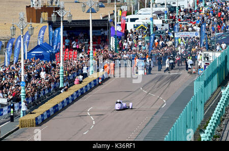 Brighton, UK. 2Nd Sep 2017. Le Brighton Essais de vitesse observé par les grandes foules d'amateurs de course automobile qui a eu lieu le long de Madère en voiture sur le front de mer dans des conditions de beau temps aujourd'hui . Plus de deux cents voitures et motos jusqu'à prendre une course chronométrée sur Madère dur d'atteindre des vitesses élevées Crédit : Simon Dack/Alamy Live News Banque D'Images