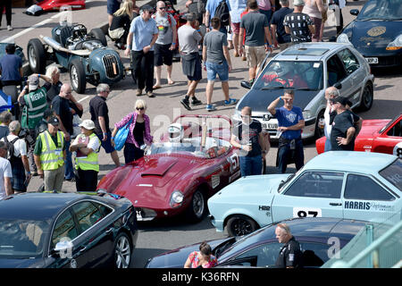 Brighton, UK. 2Nd Sep 2017. Le Brighton Essais de vitesse observé par les grandes foules d'amateurs de course automobile qui a eu lieu le long de Madère en voiture sur le front de mer dans des conditions de beau temps aujourd'hui . Plus de deux cents voitures et motos jusqu'à prendre une course chronométrée sur Madère dur d'atteindre des vitesses élevées Crédit : Simon Dack/Alamy Live News Banque D'Images