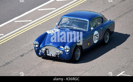 Brighton, UK. 2Nd Sep 2017. Une Aston Martin le long des courses d'entraînement de Madère du Brighton Essais de vitesse qui a eu lieu sur le front . Plus de deux cents voitures et motos jusqu'à prendre une course chronométrée sur Madère dur d'atteindre des vitesses élevées Crédit : Simon Dack/Alamy Live News Banque D'Images