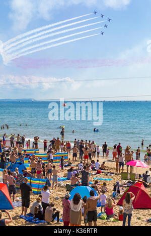 Bournemouth, Dorset UK. 2Nd Sep 2017. Le troisième jour du dixième anniversaire de l'air Festival de Bournemouth avec plus de 500 000 aujourd'hui, attend avec temps chaud et ensoleillé. Les flèches rouges les foules comme spectateurs regarder à partir de la plage de Bournemouth station. Credit : Carolyn Jenkins/Alamy Live News Banque D'Images