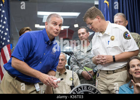 Austin, Texas USA sept. 1, 2017 : région de la fema administrateur 6 Tony Robinson, l, parle comme texas gov. Greg Abbott et les fonctionnaires continuent d'urgence suite à des dommages à l'ouragan Harvey Ministère de la sécurité publique Centre des opérations d'urgence (COU). nim Kidd, chef de la division de la gestion des situations d'urgence au Texas, se trouve sur la droite. harvey sera finalement l'état de coût des dizaines de milliards de dollars pour récupérer. crédit : bob daemmrich/Alamy live news Banque D'Images