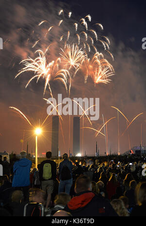 Berlin, Allemagne. 06Th Sep 2017. Les internautes regardent le début de la concurrence d'artifice Pyronale au Stade Olympique de Berlin, Allemagne, 01 septembre 2017. Photo : Paul Zinken/dpa/Alamy Live News Banque D'Images