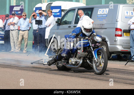 Brighton, UK. 2 Septembre, 2017. Un concurrent quitte le quart de mille à l'startline Brighton 2017 Essais de vitesse nationale, Madeira Drive, Brighton, UK Crédit : Malcolm Greig/Alamy Live News Banque D'Images