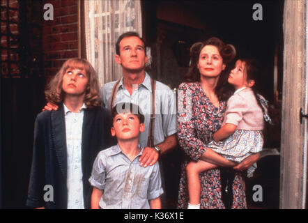 HOPE AND GLORY L-R, SAMMI DAVIS, DAVID HAYMAN, SEBASTIAN RICE-EDWARDS, SARAH MILES, GERALDINE MUIR VIE FAMILIALE Banque D'Images