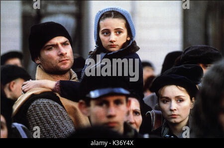 JAKOB LE MENTEUR LIEV SCHREIBER ET HANNAH TAYLOR GORDON un ghetto de Varsovie COLUMBIA TRISTAR PHOTO Date : 1999 Banque D'Images