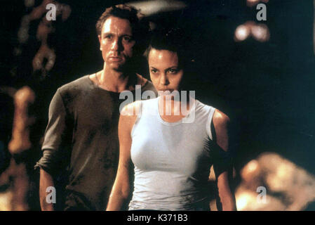 LARA CROFT : TOMB RAIDER DANIEL CRAIG, ANGELINA JOLIE Lara Croft : TOMB RAIDER Date : 2001 Banque D'Images