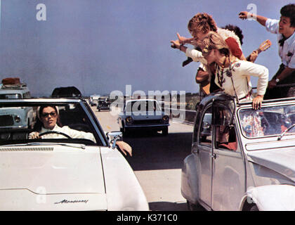 Dame dans l'auto avec des lunettes et un fusil, la France / USA Samantha Eggar Date : 1970 Banque D'Images