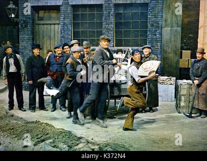 MY FAIR LADY STANLEY HOLLOWAY AVEC VENTILATEUR UN FILM WARNER BROS Date : 1964 Banque D'Images