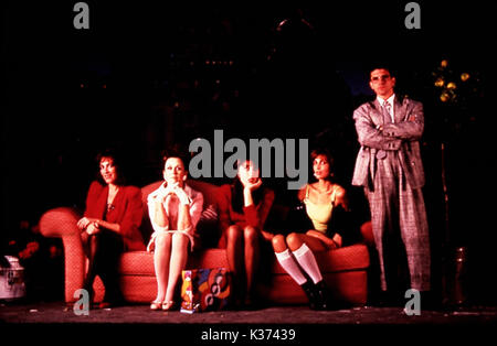 MUJERES AL BORDE DE UN ATAQUE DE NERVIOS aka LES FEMMES SUR LE POINT DE DÉPRESSION NERVEUSE L-R, Carmen Maura, JULIETTA SERRANO, Rossy de Palma, MARIA BARRANCO, Antonio Banderas Date : 1988 Banque D'Images