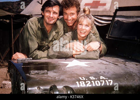 M*A*S*H [Séries télévisées américaines 1972 -1983] MASH aka ALAN ALDA, WAYNE ROGERS, LORETTA SWIT M*A*S*H [Séries télévisées américaines 1972 -1983] MASH aka ALAN ALDA comme 'capitaine' Hawkeye Pierce, Wayne Rogers comme le capitaine 'Trapper John' MCINTYRE, LORETTA SWIT comme grands 'Hot Lips' O'Houlihan Banque D'Images