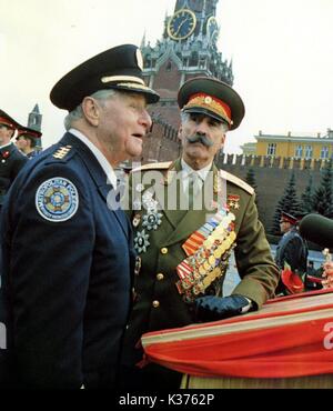 La mission de l'ÉCOLE DE POLICE À MOSCOU, GEORGE GAYNES ET CHRISTOPHER LEE Date : 1994 Banque D'Images