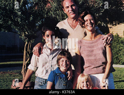 POLTERGEIST (2222) L-R, DOMINIQUE DUNNE, OLIVER ROBINS, CRAIG T.NELSON, Heather O'ROURKE, JOBETH WILLIAMS Banque D'Images