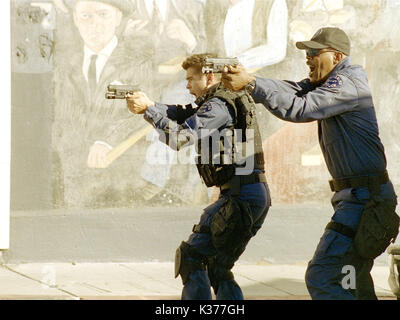 COPYRIGHT : COLUMBIA TRISTAR L-R, COLIN FARRELL, SAMUEL L. JACKSON S.W.A.T. COPYRIGHT : COLUMBIA TRISTAR L-R, COLIN FARRELL, SAMUEL L. JACKSON date : 2003 Banque D'Images