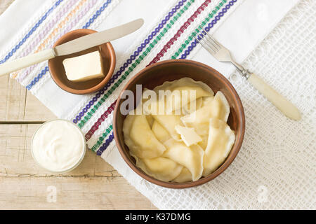 Vareniki Varenyky,, pierogi, pyrohy ou quenelles de crème et de beurre. Banque D'Images