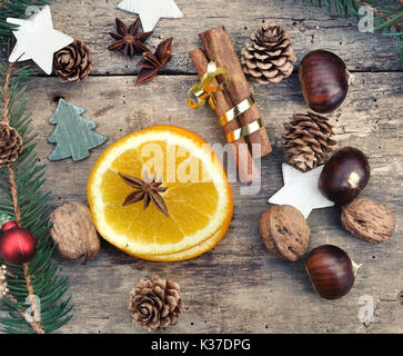 Fruits et épices dans la maison de décoration sur planche en bois Banque D'Images