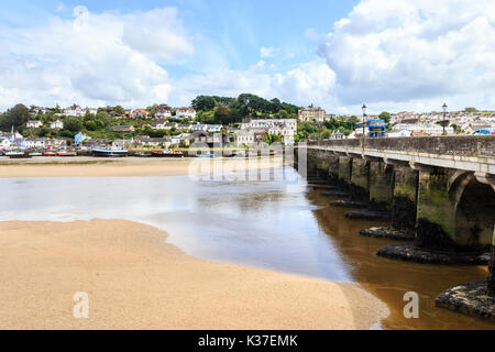 Long Pont à marée basse sur la rivière Torridge et à l'Est de l'eau, Bideford Devon, England, UK Banque D'Images