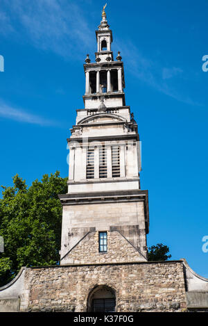 La tour de l'historique Christchurch Greyfriars dans la ville de Londres, Royaume-Uni. L'église a été détruite pendant le Blitz de la seconde Guerre mondiale. Banque D'Images