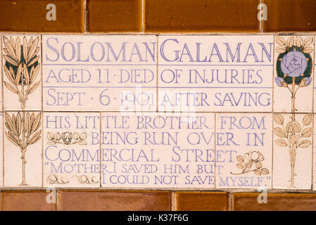 L'une des nombreuses plaques commémoratives à la mémoire de l'abnégation héroïque situé dans postmans park dans la ville de Londres, Royaume-Uni. Banque D'Images