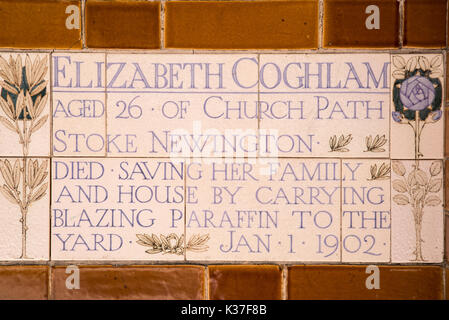 L'une des nombreuses plaques commémoratives à la mémoire de l'abnégation héroïque situé dans postmans park dans la ville de Londres, Royaume-Uni. Banque D'Images