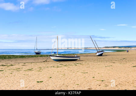 Bateaux à voile sur la plage de sable à marée basse sur l'estuaire de la rivière Torridge à Instow, Devon, UK Banque D'Images