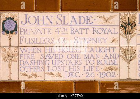 L'une des nombreuses plaques commémoratives à la mémoire de l'abnégation héroïque situé dans postmans park dans la ville de Londres, Royaume-Uni. Banque D'Images