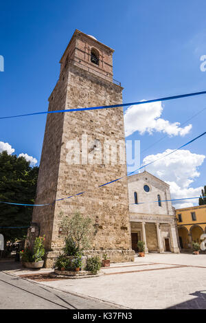 Détail de la tour de la cloche et la façade de la cathédrale San Secondiano dans Chiusi, à Sienne, en Italie. Banque D'Images