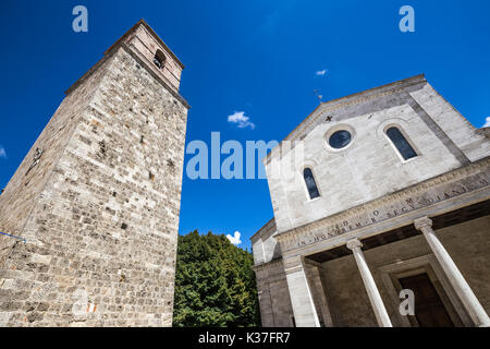 Détail de la tour de la cloche et la façade de la cathédrale San Secondiano dans Chiusi, à Sienne, en Italie. Banque D'Images