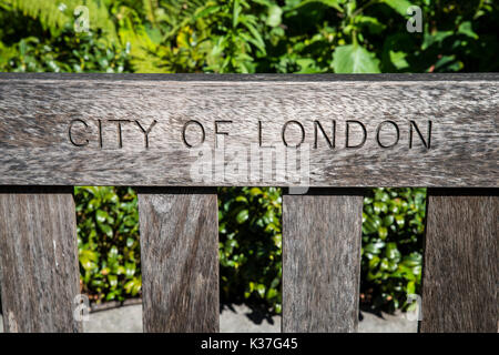 Ville de London gravée sur un banc. Banque D'Images