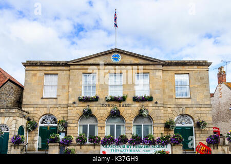 L'hôtel de ville dans la ville de marché de Glastonbury, Somerset, England, UK Banque D'Images