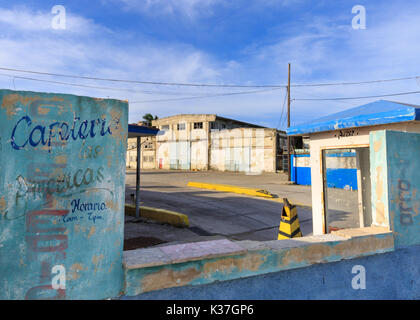 Négligé à l'entreposage et de bâtiments industriels dans la Regla, près du Port de La Havane, Cuba Banque D'Images