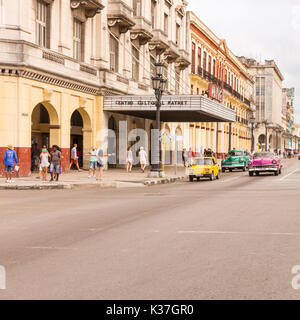 Voitures américaines classiques de la conduite sur le Paseo de Marti au Centro Cultural Payret lieu d'exposition à la vieille Havane, Cuba Banque D'Images